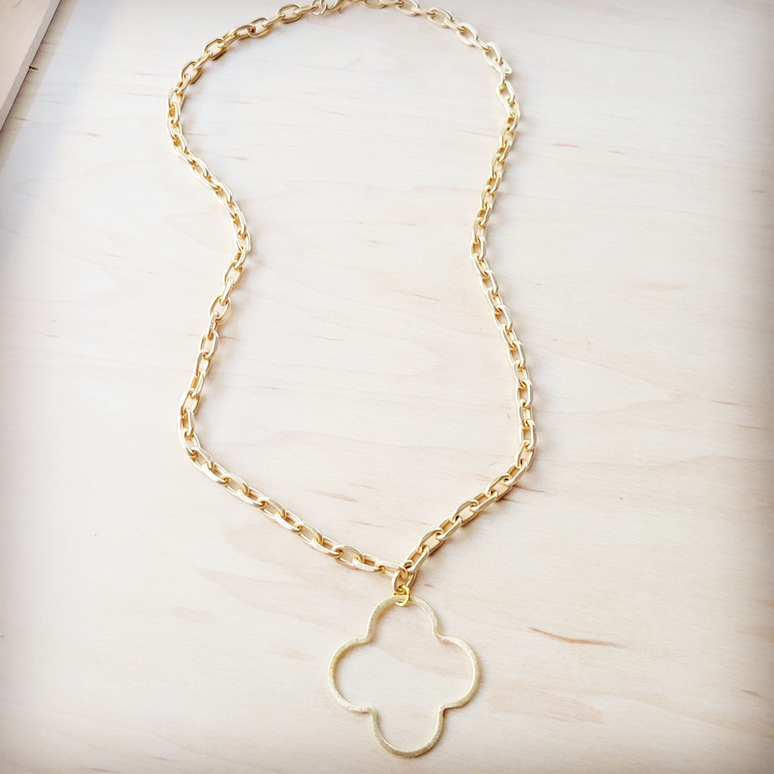 Matte Gold Quatrefoil Pendant Necklace 257lg