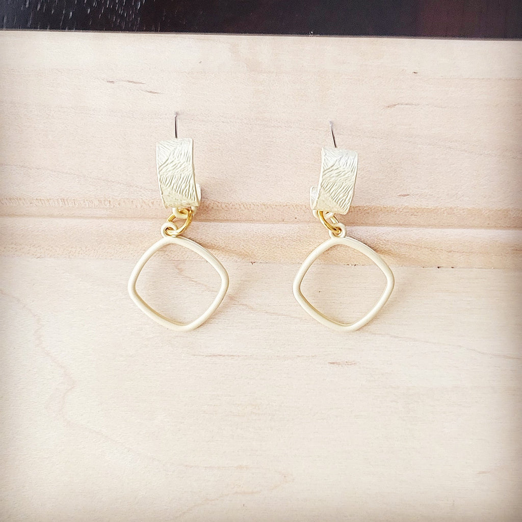 **Matte Gold Cuff Earring w/ Square Dangle 200k