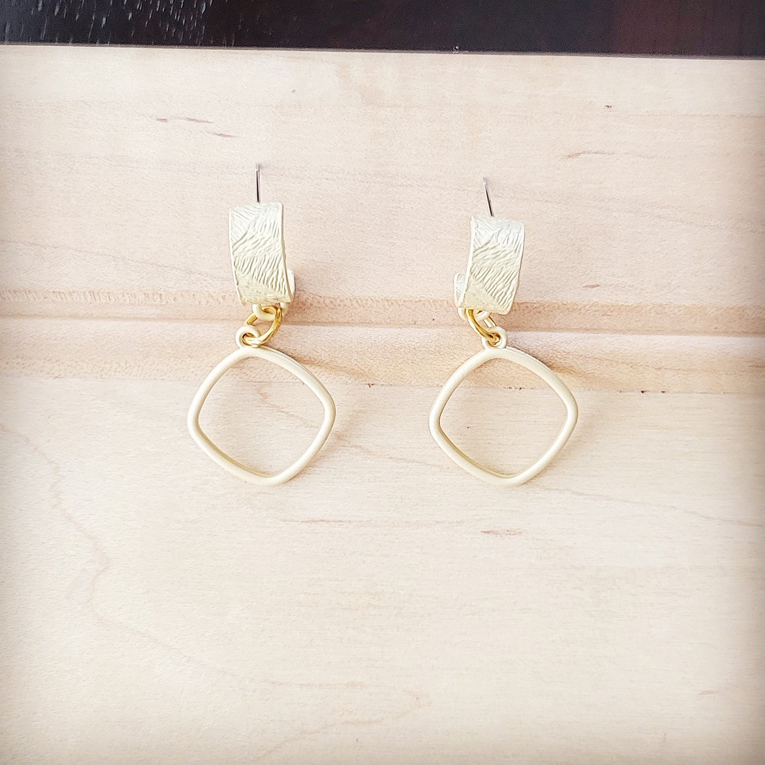 **Matte Gold Cuff Earring w/ Square Dangle 200k