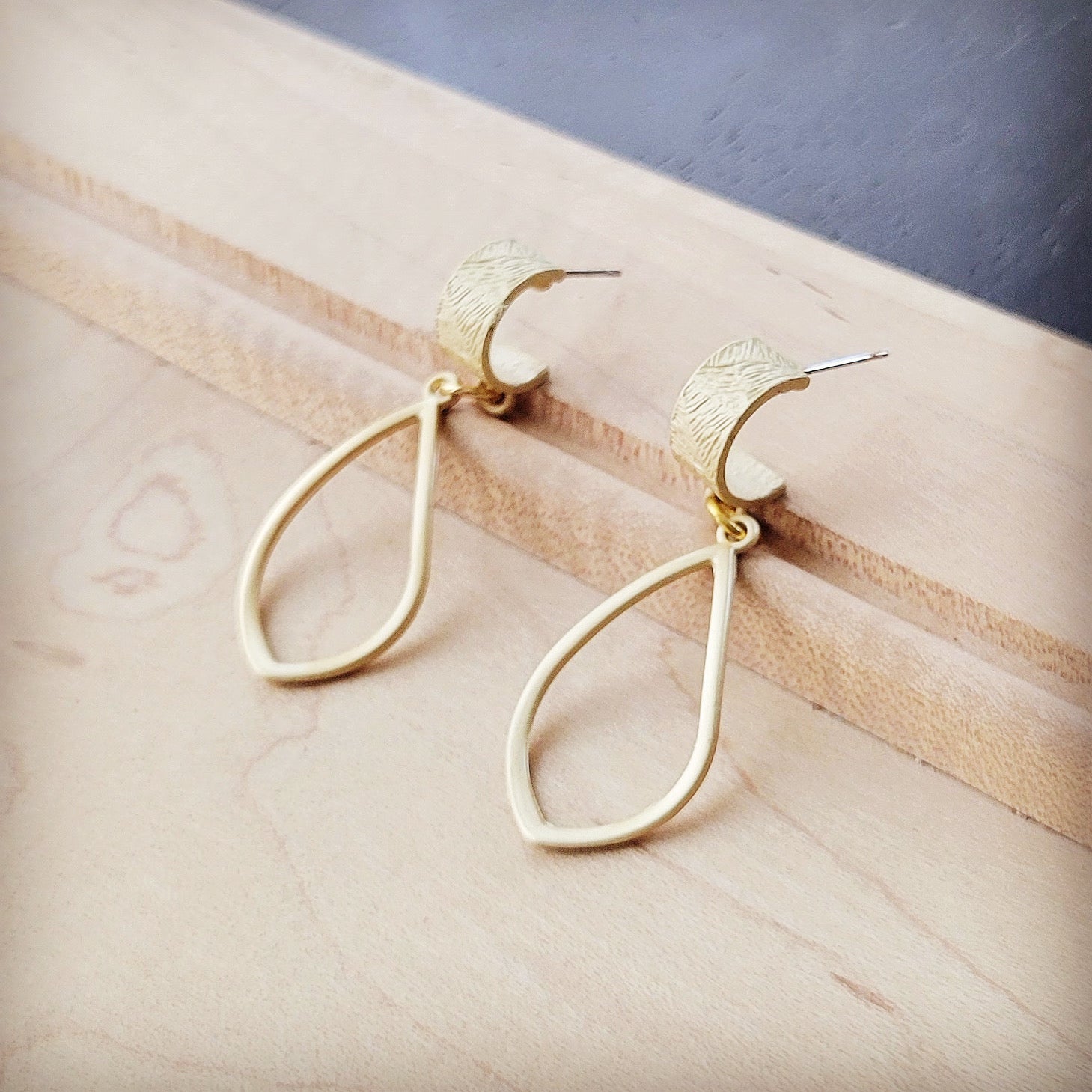 **Matte Gold Cuff Earring w/ Teardrop Dangle 200j