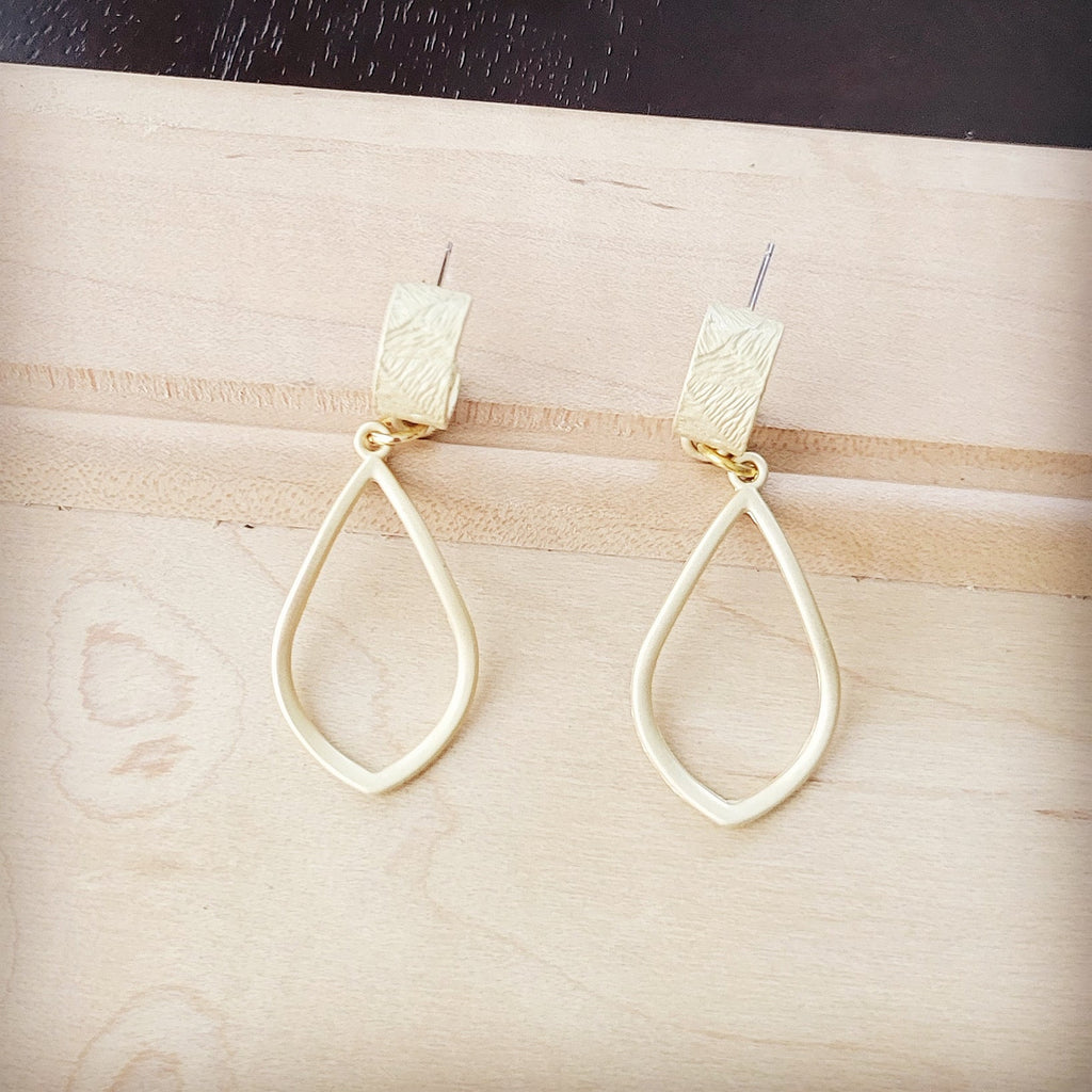 **Matte Gold Cuff Earring w/ Teardrop Dangle 200j