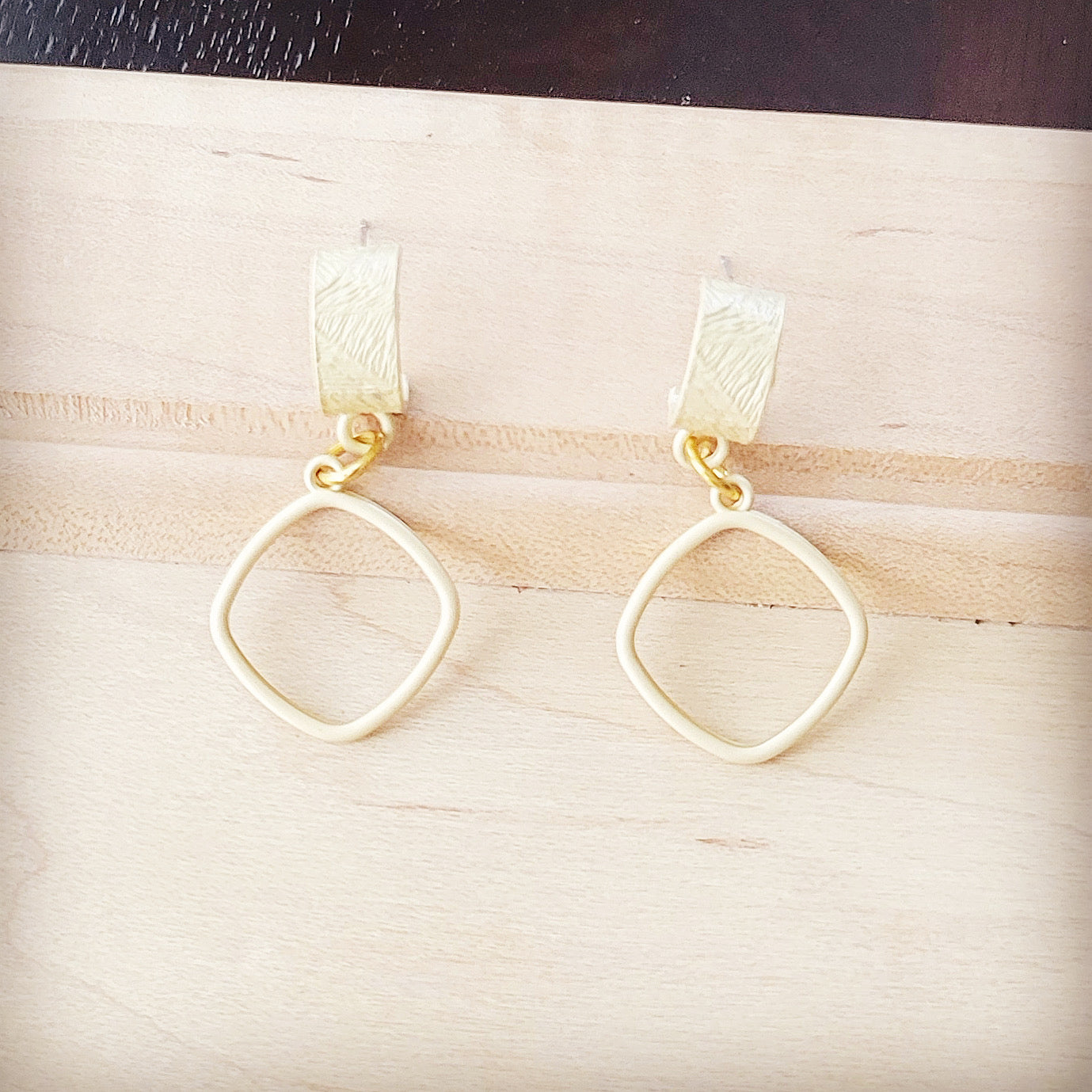 **Matte Gold Cuff Earring w/ Square Dangle 200k