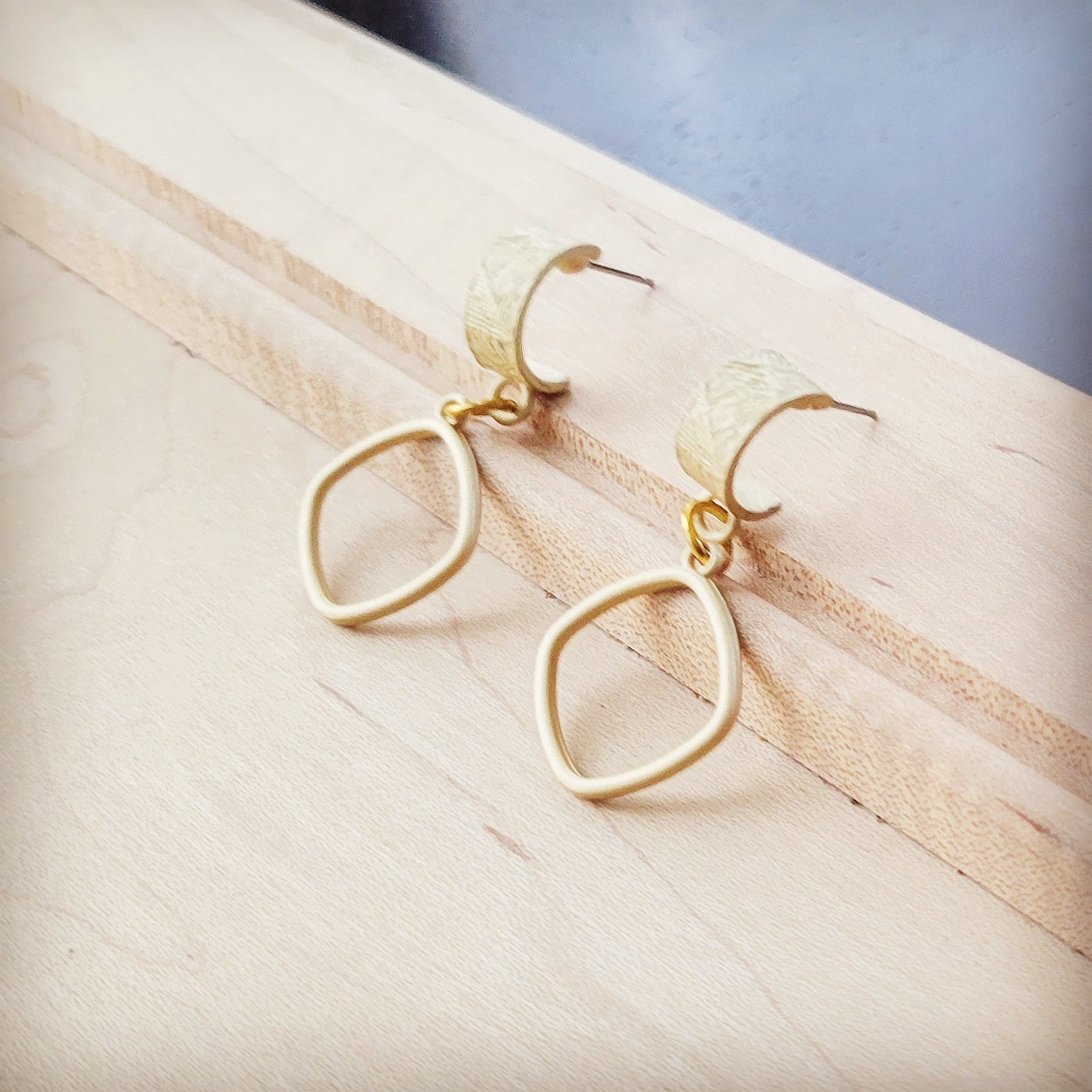 **Matte Gold Cuff Earring w/ Square Dangle 200k
