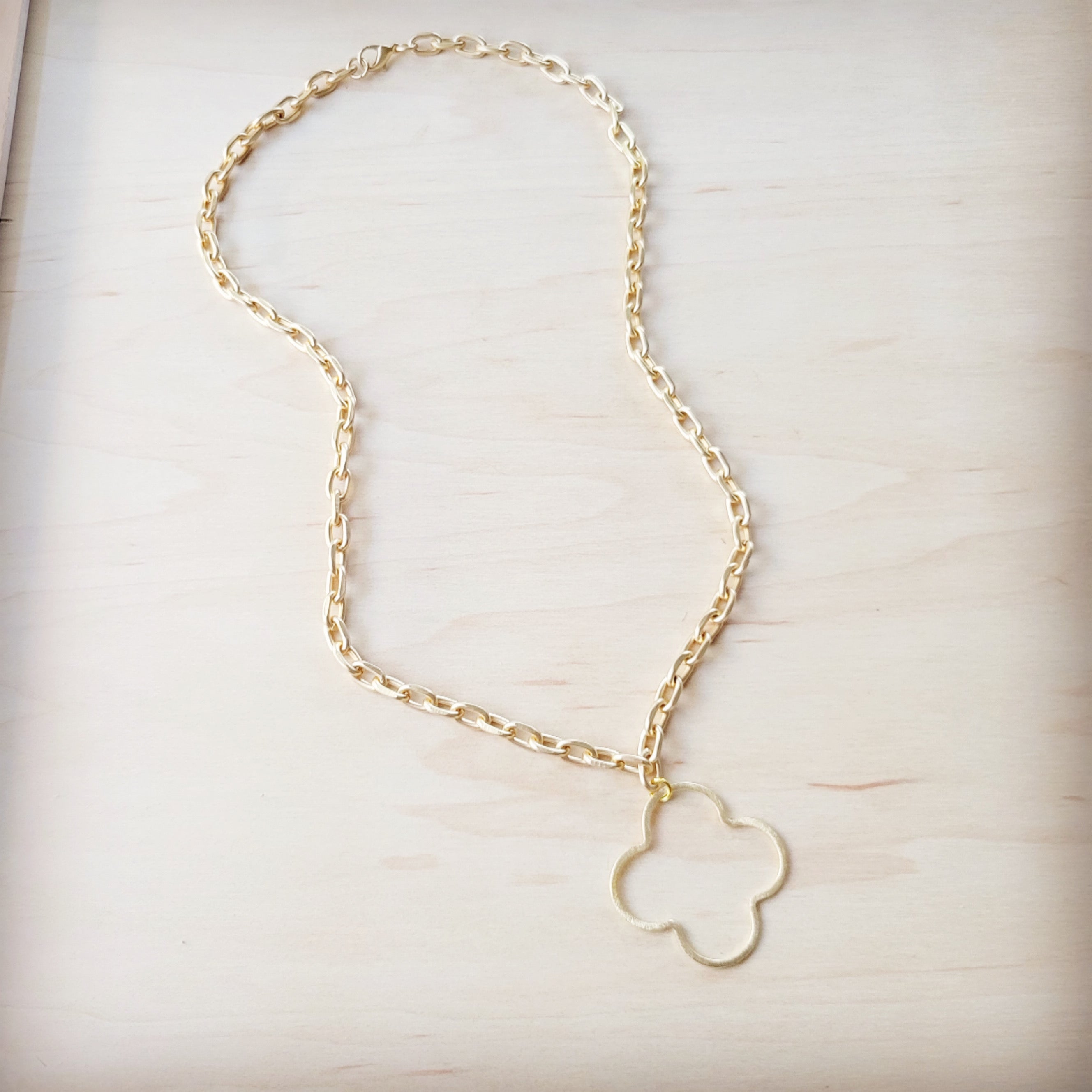 Matte Gold Quatrefoil Pendant Necklace 257lg