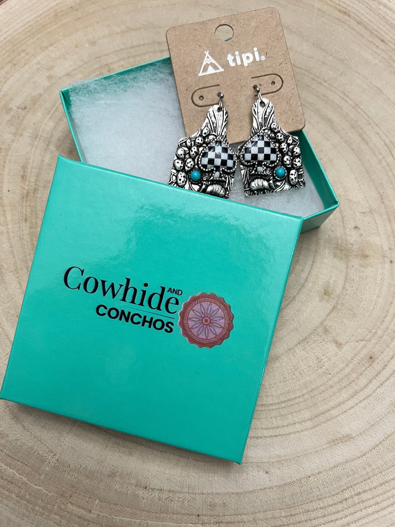 Cattle Tag Armadillo Spade Checker Earrings