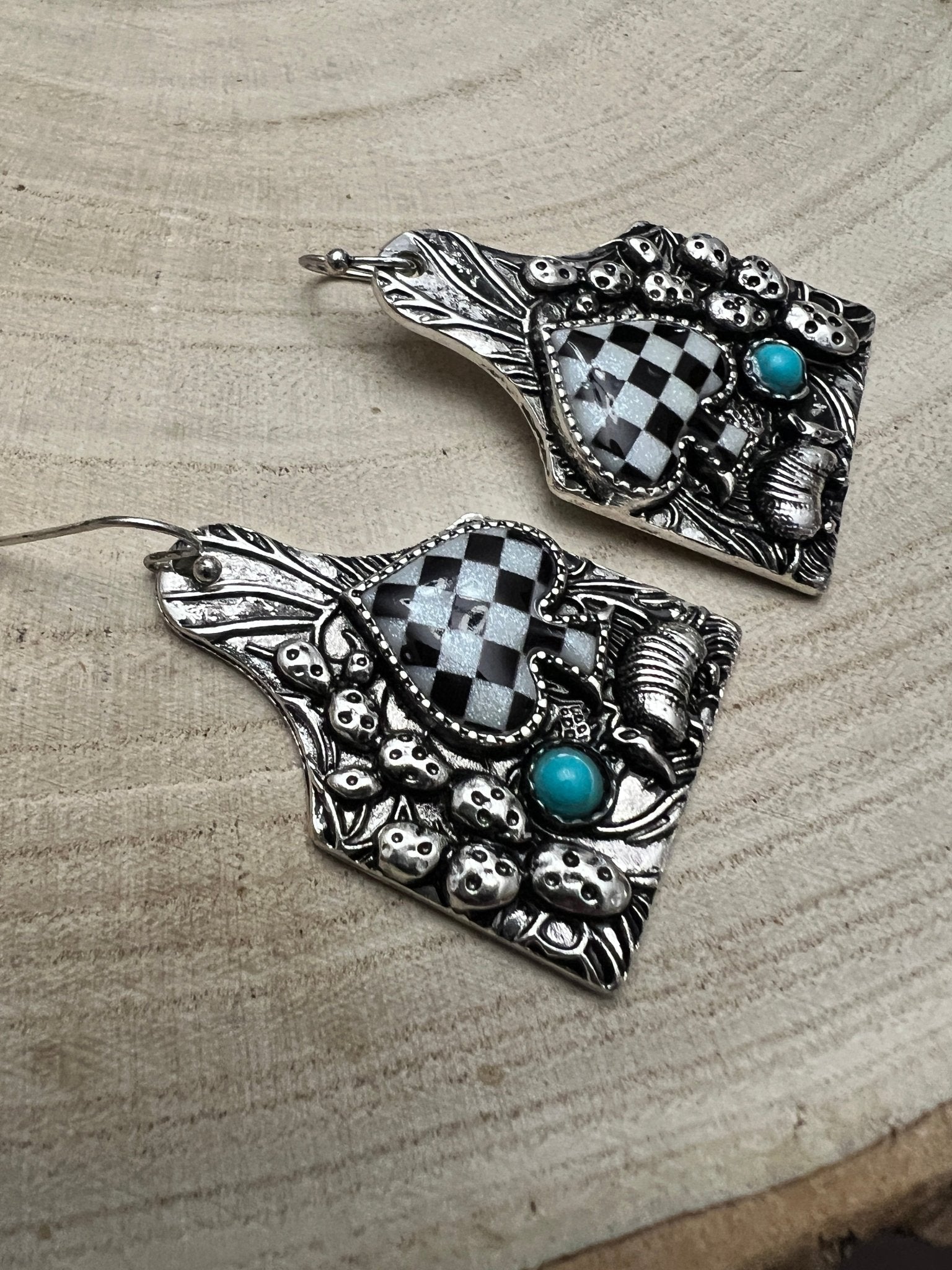Cattle Tag Armadillo Spade Checker Earrings